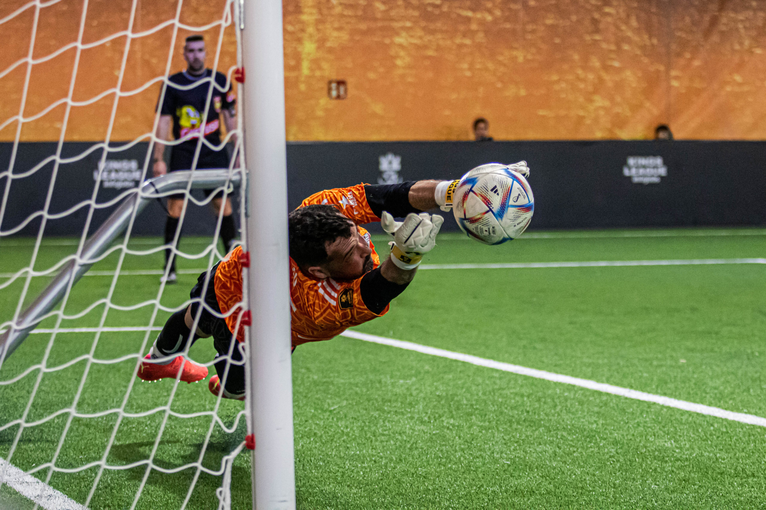 Portero de ML1 Academy volando para detener un balón