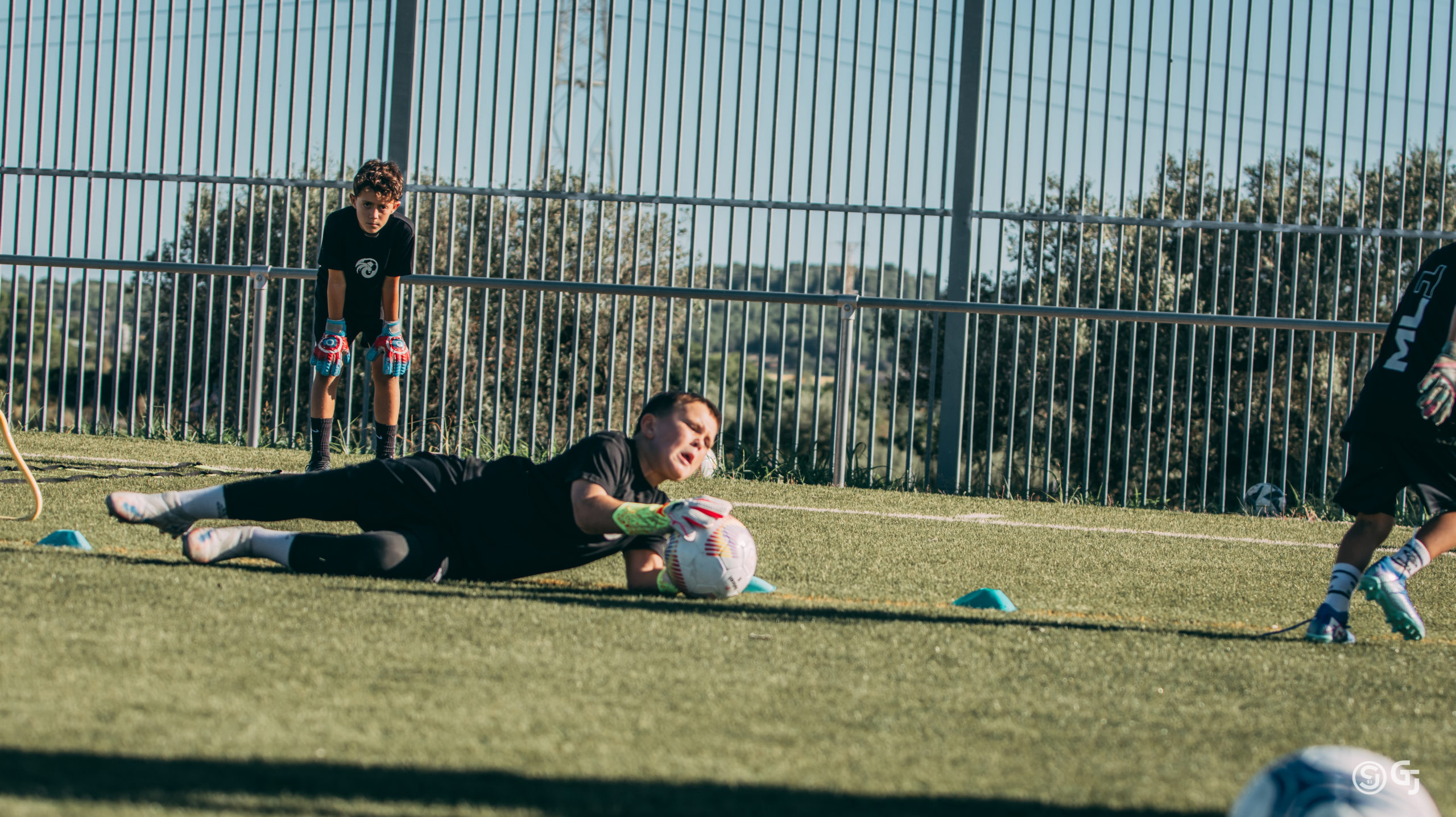 Portero joven de ML1 Academy entrenando en el campo